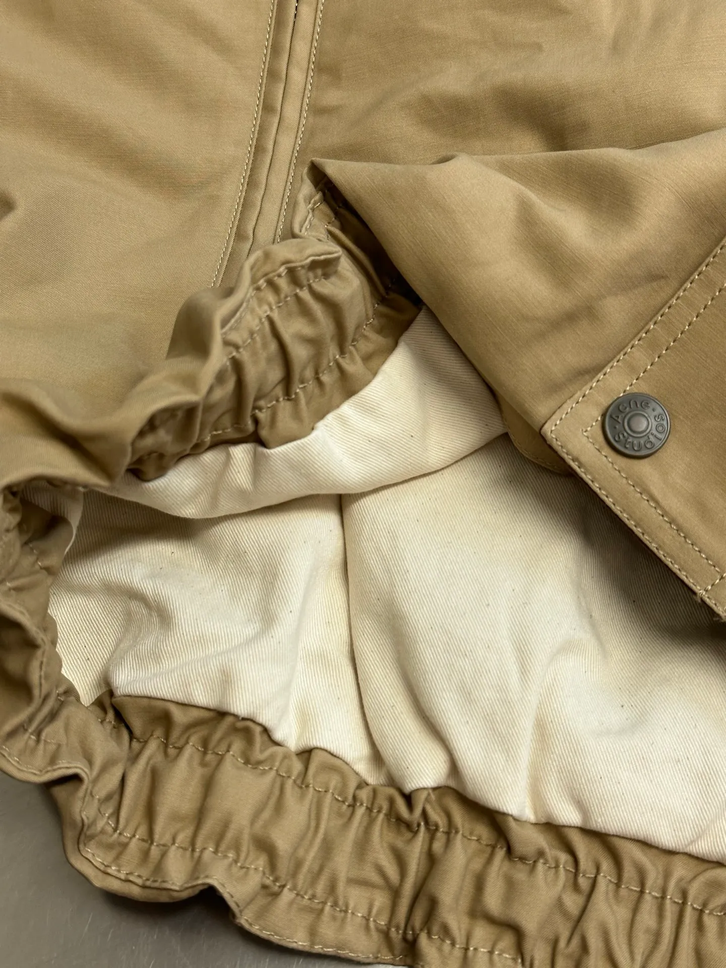 Ac Studios leather logo twill jacket is made of 100% fine cotton high-density plain weave, cotton twill woven lining, quilted washed cotton, Meili PU leather, template embroidery, fabric enzyme wash size: 42 44 46 48